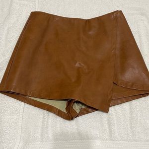 NWT. Pleather skort. Size M.